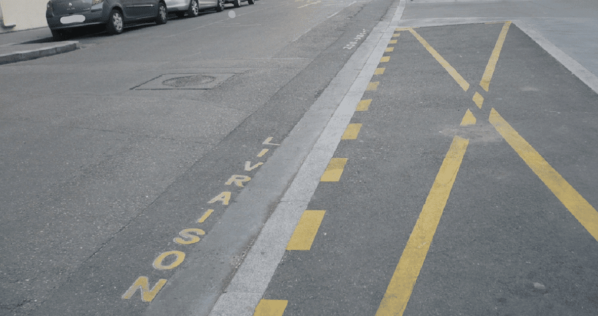 place de stationnement marquage jaune