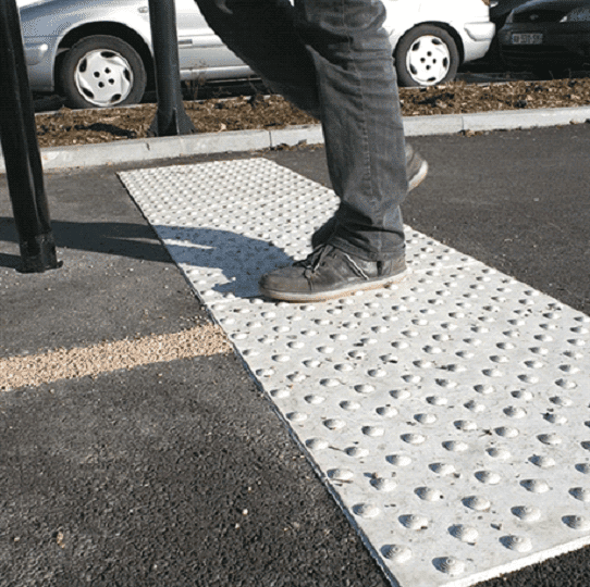 signalisation et bande podotactile