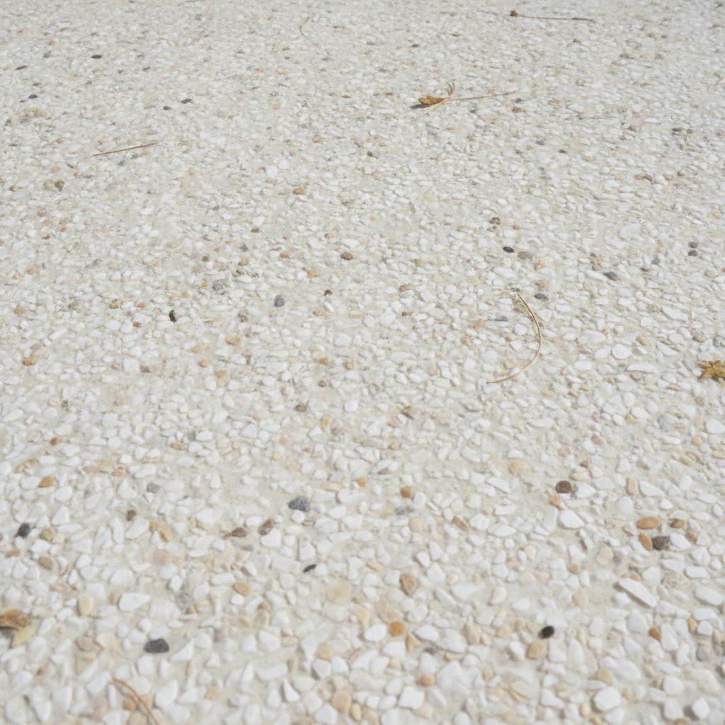 résine drainante avec granulats de marbre pour allée extérieure